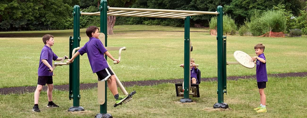 children using fitness rig