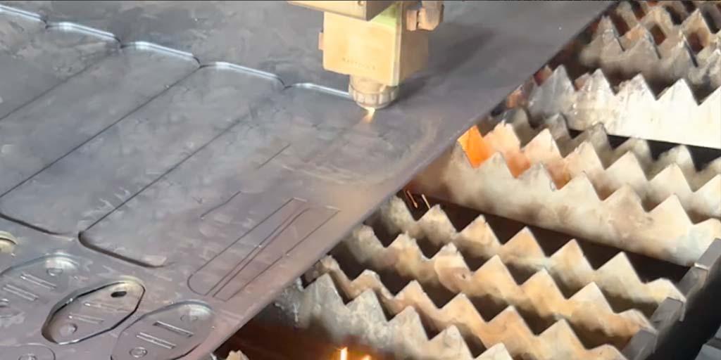 machine cutting metal for parts