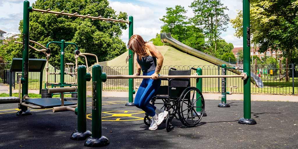 Lady using accessible Training Rig for Dips